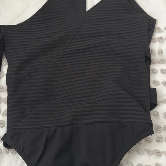 Maniere De Voir one sleeve bodysuit size US 6. BLACK - Picture 5 of 7
